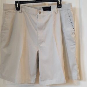 Men's khaki shorts 38  Greg Norman
